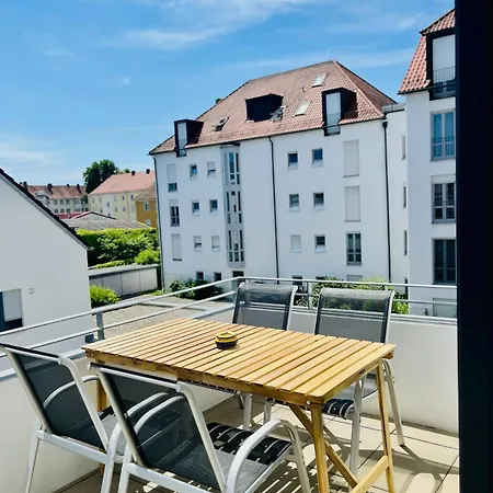 Im Zentrum Von Ruhig Gelegen Mit Parkplatz Und Balkon Fuer Bis Zu 4 Gaeste 公寓 施特劳宾